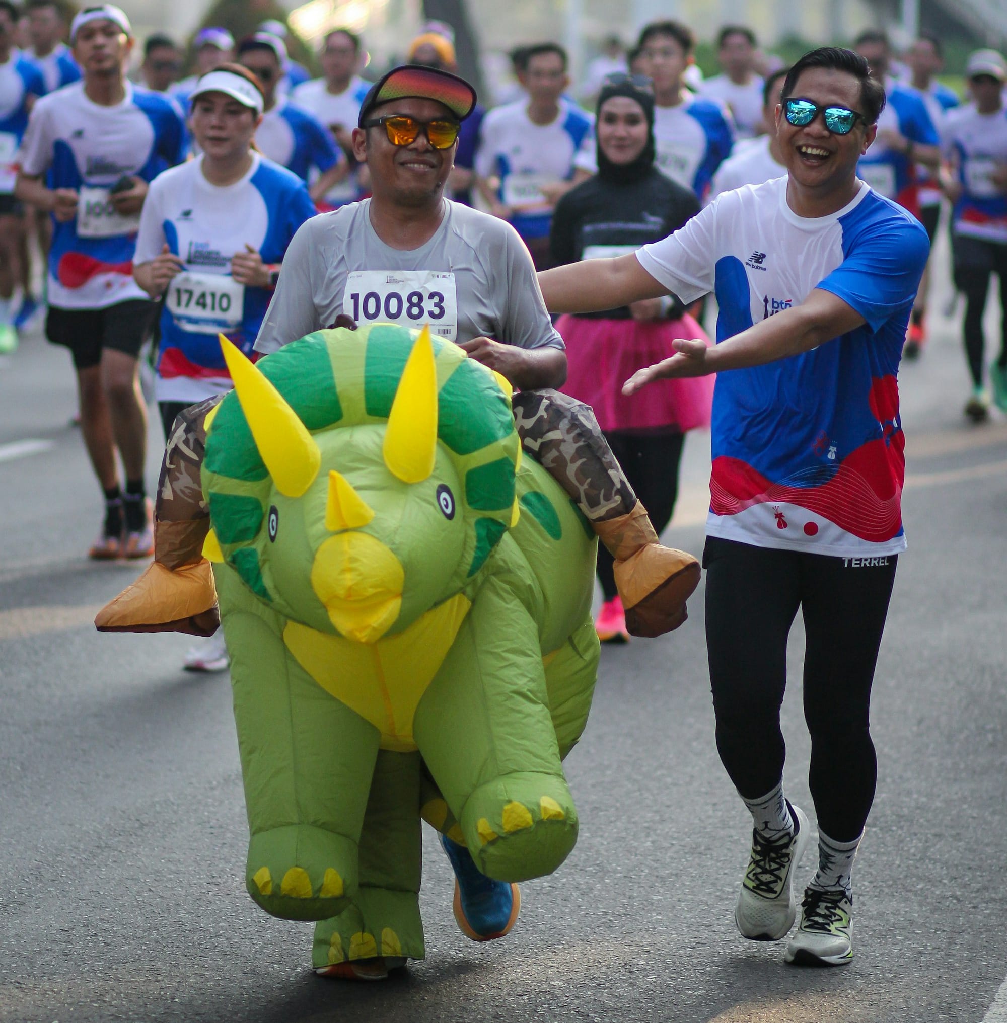 A large group of people running in a race